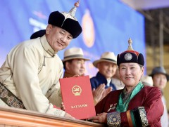 Монгол Улсын Ерөнхийлөгчийн зарлигаар үндэсний сурын харваачдад улсын цол олгов