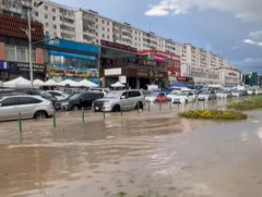 Нийслэлд орсон түр зуурын борооны улмаас төв замууд болон зарим хотхон хороолол усанд автав