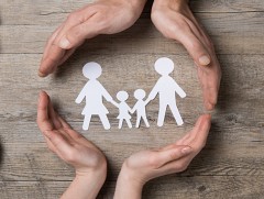 Хүүхэд төрөөс эмнэлгийн тусламж, тэтгэвэр, тэтгэмж, асрамж, халамж, хамгааллын үйлчилгээ авах эрхтэй