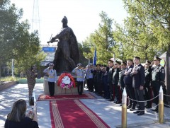  БНМАУ-ын баатар Л.Аюушийн дурсгалын хөшөөнд цэцэг өргөлөө