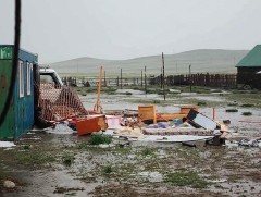Нөөлөг салхины улмаас барилгын дээвэр, айлуудын гэр нуржээ