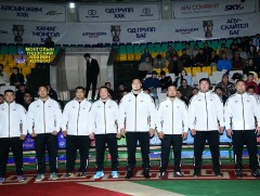 Алтан цомын барилдаанд  