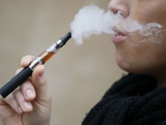 Электрон дам тамхидалтад өртөгсөд татаж байгаа хүнээс ялгаагүй хорддог