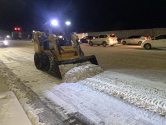 Авто зам болон явган зам дээр халтиргаа гулгаа үүсэхээс урьдчилан сэргийлж, давс, бодис цацаж, цэв..