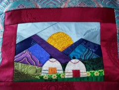 Даавуугаар хийдэг зүймэл урлалыг торгоор хийж, Монгол ахуй шингэсэн бүтээл урлаж байна   