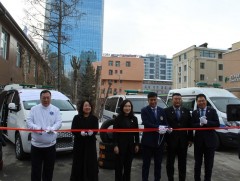 Нийслэлийн түргэн тусламжийн төвд дуудлагын автомашин хандивлалаа 