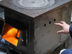 Түлш хэрэглэгчдэд үйлчлэх төвөөс битүүмжээ алдсан хуучин зуухтай айлуудын зуухыг шинээр сольж, суу..