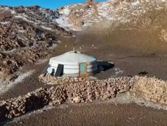 Хөдөөгийн хүүхдүүд амралтаараа аав, ээждээ тусалж мал маллах арга ухаанд суралцдаг