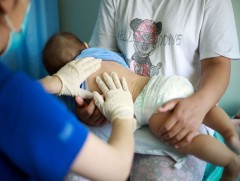 Томуу нь хүндрээд хэвтэн эмчлүүлж байгаа хүүхдүүдийн 80 гаруй хувь нь дархлаажуулалтад хамрагдаагү..