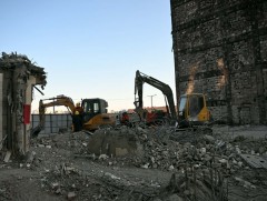 Дэлбэрэлтэд өртсөн 207 дугаар байрыг буулгалаа