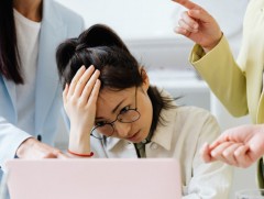 Ажлын байрны дарамтад хариуцлага тооцдоггүйгээс олон хүн ажлаас халагдаж хохирч байна 