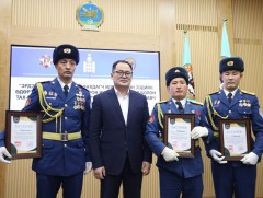 Алба хаагчдад мөнгөн урамшуулал олгож, батламжийг гардууллаа