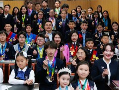 Сүхбаатар дүүргийн 2025 оны шилдэг хүүхдүүдэд шагналыг нь гардуулав