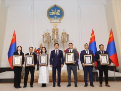 Шилдэг залуу эрдэмтэн, эмч нар Ерөнхийлөгчийн нэрэмжит шагнал хүртлээ.