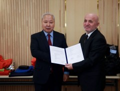 Төслийн хүрээнд 5 нэр төрлийн 150 иж бүрэн хувцас, хэрэглэлийг хүлээлгэн өглөө