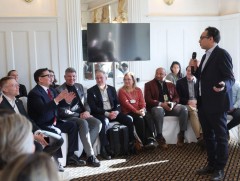 Дэлхийн эдийн засгийн чуулга уулзалт үргэлжилж байна