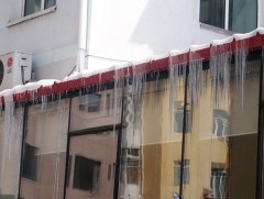 Дээрээс мөс унаж гэмтээх аюултай тул болгоомжилно уу