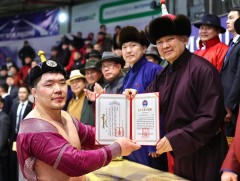 Сар шинийн баярт зориулсан хүчит 256 бөхийн барилдаанд Улсын заан М.Лхагвагэрэл түрүүлэв