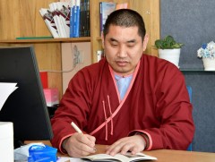 Зүг мөрөө гаргах нь тэр жилдээ сайн, сайхан байх бэлгэдлийн зан үйл юм