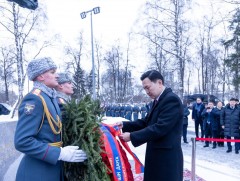 УИХ-ын дарга Н.Учрал “Ялалтад тэмүүлсэн морьд” хөшөөнд цэцэг өргөлөө