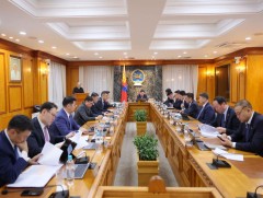 ЗГ: Ерөнхий сайдын нэрэмжит шагналыг дэлхийн дуурийн шилдэг дуучин, Ардын жүжигчин Э.Амартүвшинд о..