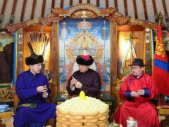 Монгол Улсын Ерөнхийлөгч У.Хүрэлсүх Есөн хөлт цагаан туганд хүндэтгэл үзүүлж, Төрийн золголт хийв