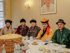 ИБУИНХУ дахь монголчууд Сар шинийн баяраа тэмдэглэж, золголоо