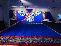 Дэлхийн хамгийн том монгол дээлийг Чингисийн музейд дэлгэжээ