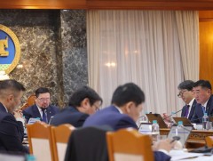 Засгийн газар хуралдаж байна 