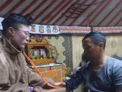 Цасанд боогдсон малчдад эрүүл мэндийн тусламж үзүүлж байна