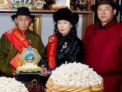 Булган аймгийн Хутаг-Өндөр сумын малчин К.Түмэнноровын гэр бүл улсын аварга малчин боллоо