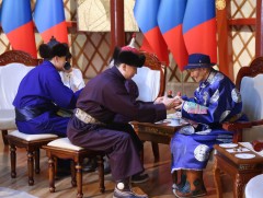 Монгол Улсын Ерөнхийлөгч, УИХ-ын дарга, Ерөнхий сайд нар азай буурлуудын амар мэндийг айлтган золгов