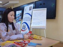 Т.Ичинхорлоо хөөрөгний даалингийн эмжээр хэсгийн 3 сантиметр зайд Ногоон Дарь Эх бурхан урлажээ