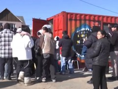 Сайн дураар нэгдсэн залуус нийслэлийн 8 байршилд явуулын театраар дамжуулж, сурагчдад хүүхэлдэйн ж..