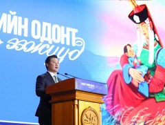 Ерөнхийлөгч У.Хүрэлсүх ээжүүд, охид, бүсгүйчүүдэд талархал илэрхийлж, сайн сайхан бүхнийг хүсэн ер..