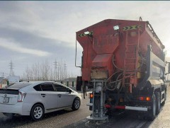 Халтиргаа гулгаа үүсэхээс урьдчилан сэргийлж давс бодис цацаж байна