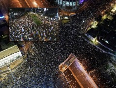 Тель-Авивт олон мянган хүн жагсаж, Засгийн газрын бодлогыг шүүмжилжээ