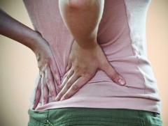 Буруу байрлалаар удаан суух, зогсох нь нурууны өвдөлтийн суурь шалтгаан болдог 