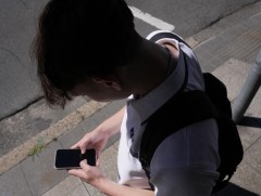 Их Британид Австралийн жишгээр 16 хүртэл насныхны цахим хэрэглээг хязгаарлах асуудал бэрхшээл дагу..