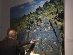 Хадны сүг зурагт эмэгтэйчүүдийг бүжиглэж, морь хөтлөн явж байгаа зэргээр дүрсэлжээ