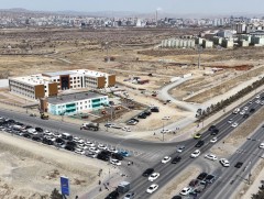 Яармагийн авто замаас Эрчим хүчний гудамжны уулзварын зүүн талд байрлах 312-р сургууль, цэцэрлэг х..