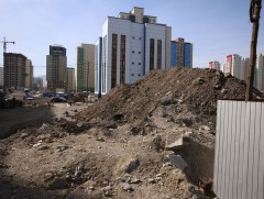 Нийтийн эзэмшлийн талбайд их хэмжээний шороо овоолсон зөрчлийг 10 хоногт арилгуулах мэдэгдэл хүргү..