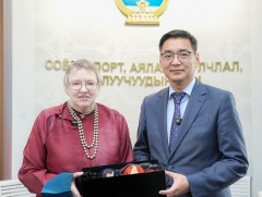 Нэрт Монгол судлаач Оуэн Латтиморын ач охин Анн Латтимор Прайсыг хүлээн авч уулзлаа
