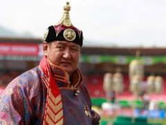 Дархан аварга Г.Өсөхбаяр, аварга Г.Эрхэмбаяр нар өвдөг шороодлоо